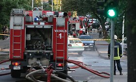 Žvėryne kaukė gaisrinių sirenos, degė medinis namas