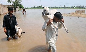 Pakistaniečiai evakuojasi i&scaron; užtvinusių namų