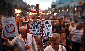 Lenkijos sostinėje protestuotojai gynė kryžių