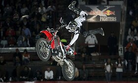 &bdquo;X-Fighters&ldquo; turo Mechike akimirkos