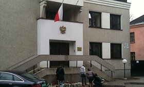 Vilniečiai prie Lenkijos ambasados pagerbė žuvusiuosius aviakatastrofoje