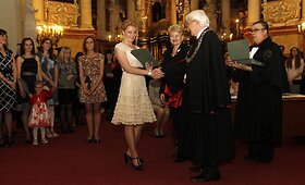 VU filologijos magistrams &ndash; diplomai i&scaron; prezidentės D.Grybauskaitės rankų