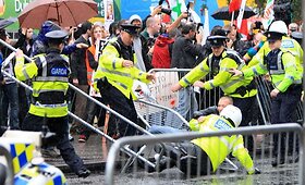 Protestuotojai T.Blairą apmėtė batais ir kiau&scaron;iniais