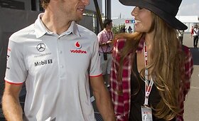 &bdquo;McLaren&ldquo; komandos lenktynininkas J.Buttonas su mergina