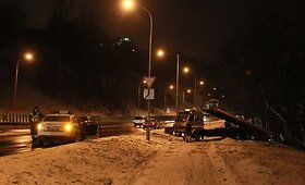 Avariją patyręs automobilis &bdquo;Rover&ldquo; vos neįlėkė į upę