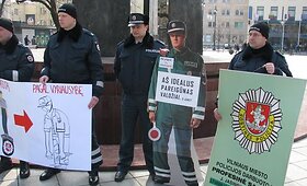 Pareigūnų piketas prie Vyriausybės