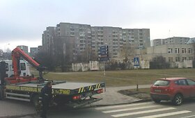 Raudonas pažeidėjo visureigis 