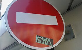 Keisti lipdukai ant kelio ženklų