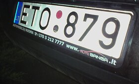 &bdquo;VW Passat&ldquo; žiedo viduryje tarp krūmų
