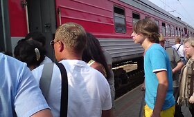 Laukimas perone: traukiniai vėluoja
