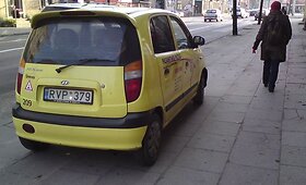 Pa&scaron;to kurjerio ma&scaron;ina ant &scaron;aligatvio