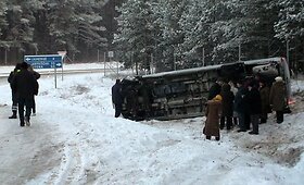 Ukmergės rajone apvirtęs mikroautobusas