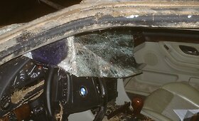 Ei&scaron;i&scaron;kių plente apsivertęs automobilis BMW 730