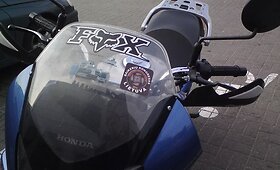 Motociklas &bdquo;Honda&ldquo; neįgaliųjų vietoje