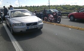 Motociklo avarija ant remontuojamo tilto