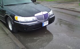 Skersai &scaron;aligatvio numestas limuzinas