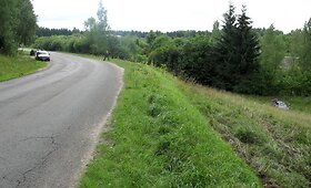 &bdquo;Opel Vectra&ldquo; po skrydžio nuo kelio