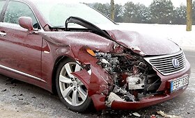Vilniuje &bdquo;Lexus&ldquo; rėžėsi į stovintį &bdquo;Renault&ldquo;