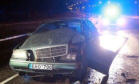 Vilniuje &bdquo;Mercedes Benz&ldquo; trenkėsi į stulpą, nukentėjo 3 žmones
