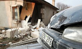 Vilniuje automobilis rėžėsi į namo sieną ir ją i&scaron;vertė