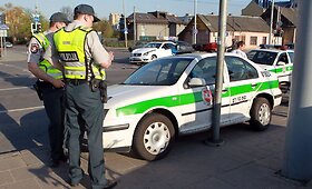 Po smūgio į &bdquo;Mercedes&ldquo; Vilniuje apvirto policijos automobilis 