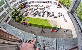 Naujininkų moksleivių protestas prie&scaron; mokyklos reformą &ndash; gyva skulptūra