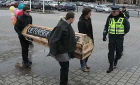 &bdquo;Demokratijos laidotuvių&ldquo; eisena 