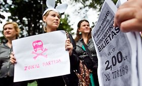 Jaunimo protestas prie&scaron; naują vie&scaron;ojo transporto sistemą Vilniuje