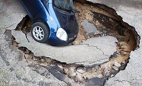 Vilniuje i&scaron; smegduobės i&scaron;traukti du automobiliai