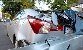 Nespėjęs sustoti autobusas Vilniaus centre sumaitojo automobilį &bdquo;Lexus&ldquo;