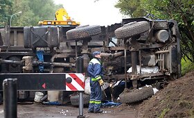 Judrioje Vilniaus gatvėje apvirto sunkvežimis