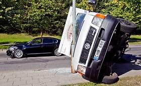 Vilniuje susidūrė &bdquo;Lexus&ldquo; ir nedidelis sunkvežimis &bdquo;Volkswagen&ldquo;