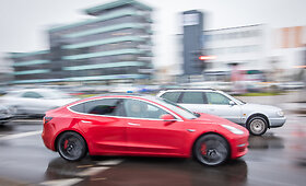 Lietuvos kelių policijos tarnybai perduotas automobilis TESLA