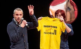 Spektaklis &bdquo;Shopping and fucking&ldquo; gyvavimą užbaigė aukcionu žiūrovams