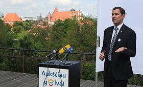 Zuokas surengė spaudos konferenciją savo namų kieme Užupyje