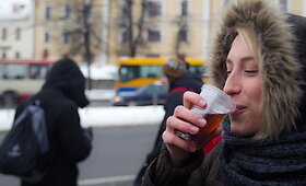 Vie&scaron;ojo transporto stotelėje prie Žaliojo tilto garuoja arbata