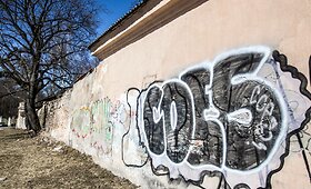 Gatvės &bdquo;menininkų&ldquo; i&scaron;tepliotos sienos Vilniaus Antakalnyje