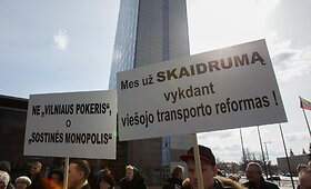 Vilniaus savivaldybės panosėje &ndash; mikriukų vairuotojų mitingas