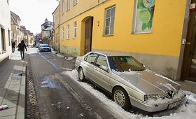 Saulės su&scaron;ildytas sniegas ir ledas Vilniuje apgadino automobilį