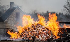Vilniaus rajone sudegė trys ūkiniai pastatai ir žolė aplink juos