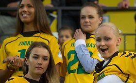 Vaida Grik&scaron;aitė-Česnauskienė subūrė futbolininkų mylimąsias į rinktinės palaikymo komandą