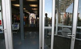 Vilniuje vagys į juvelyrinių dirbinių parduotuvę &bdquo;Akropolyje&ldquo; įvažiavo automobiliu