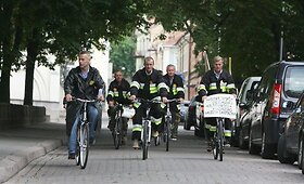 Ugniagesiai protestuoja prie&scaron; algų mažinimą 