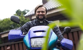 Motociklą vairuojantis kunigas Algirdas Toliatas 