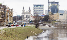 Vilniuje patvinusi Neris apsėmė krantinę