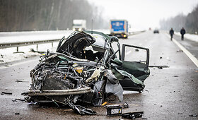 A2 kelyje susidūrė trys automobiliai ir trys vilkikai, uždarytas eismas link Panevėžio