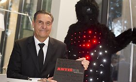 Algirdo Kau&scaron;pėdo anti&scaron;kame jubiliejuje &ndash; knygos &bdquo;Anti&scaron;ka&ldquo; pristatymas ir &bdquo;Anties&ldquo; kostiumų paroda