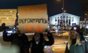 Žmogaus teisių gynėjai ir aktyvistai surengė protestą prie&scaron; deportaciją