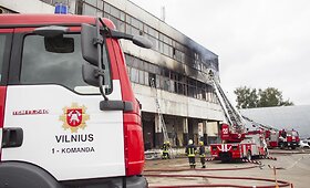Ugniagesiai gesino gaisrą buvusios aliejaus gamyklos patalpose