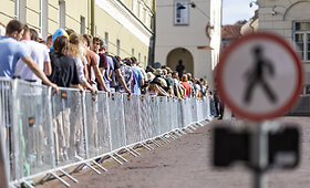 Norinčiųjų patekti į VU kiemą paklausyti J.Bideno eilė nusitęsė per Senamiestį